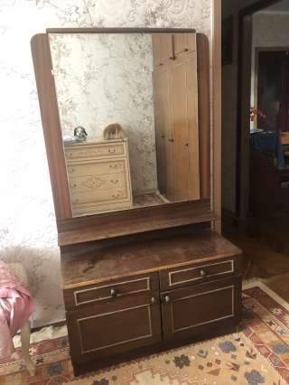 Тумбочка с зеркалом и две прикроватные тумбочки