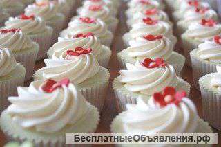 Расклейщики-девушки.Расклейка на остановках.