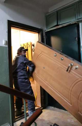 Вывоз железных дверей