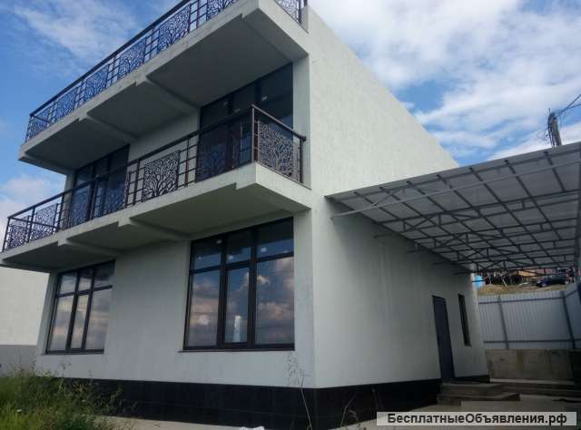 Просторный дом с эксплуатируемой кровлей