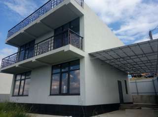 Просторный дом с эксплуатируемой кровлей