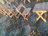 Деревянные раскладные столы и стулья, а также табуреты из дерева