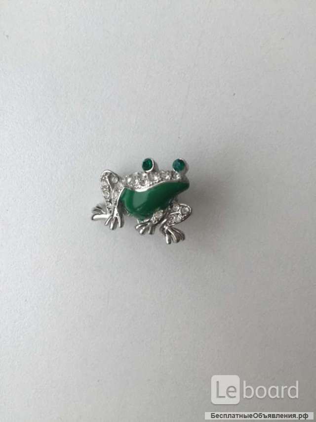 Брошь лягушка бижутерия стразы Сваровски Swarovski украшение брошка талисман амулет денежный оберег
