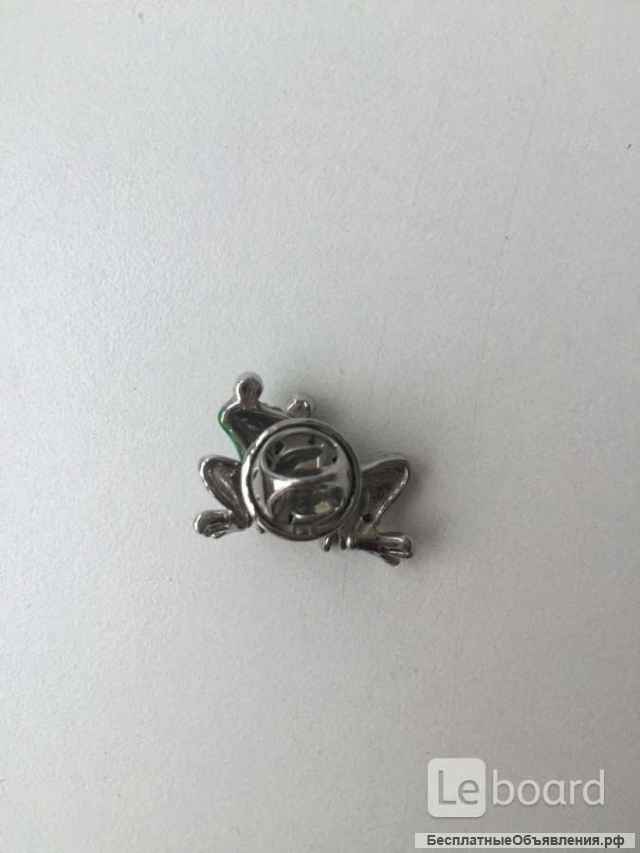 Брошь лягушка бижутерия стразы Сваровски Swarovski украшение брошка талисман амулет денежный оберег