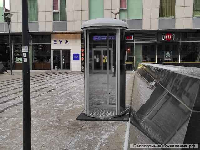 Пост охраны возле шлагбаума, на парковке