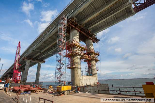 Рабочие строительство мостов и дорожных развязок