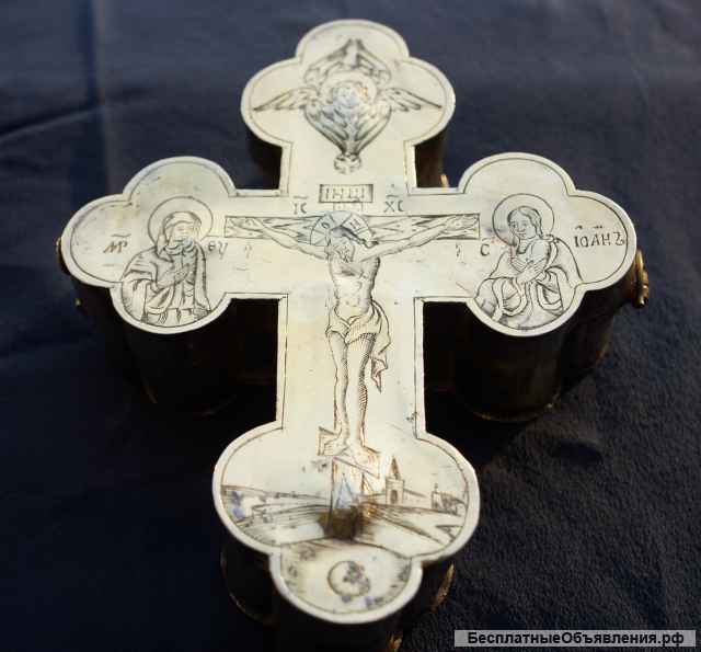 Старинный крест-мощевик из серебра с огненным золочением. Россия, XVII век.