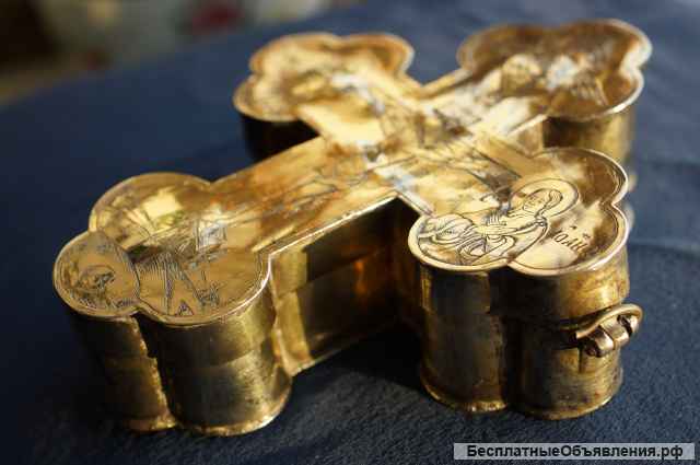 Старинный крест-мощевик из серебра с огненным золочением. Россия, XVII век.