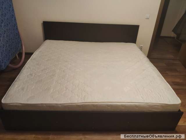 Кровать двуспальная с матрасом