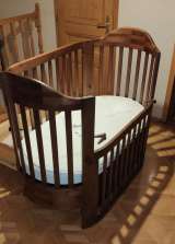 Детская овальная кроватка из натурального дерева