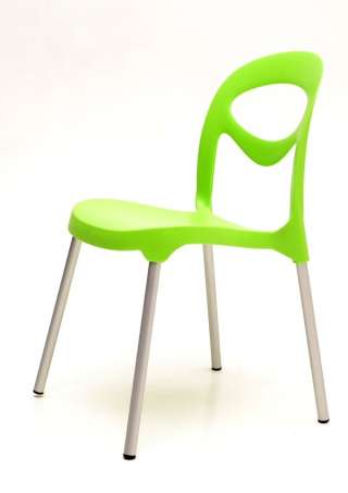 Дизайнерские пластиковые стулья на металлокаркасе