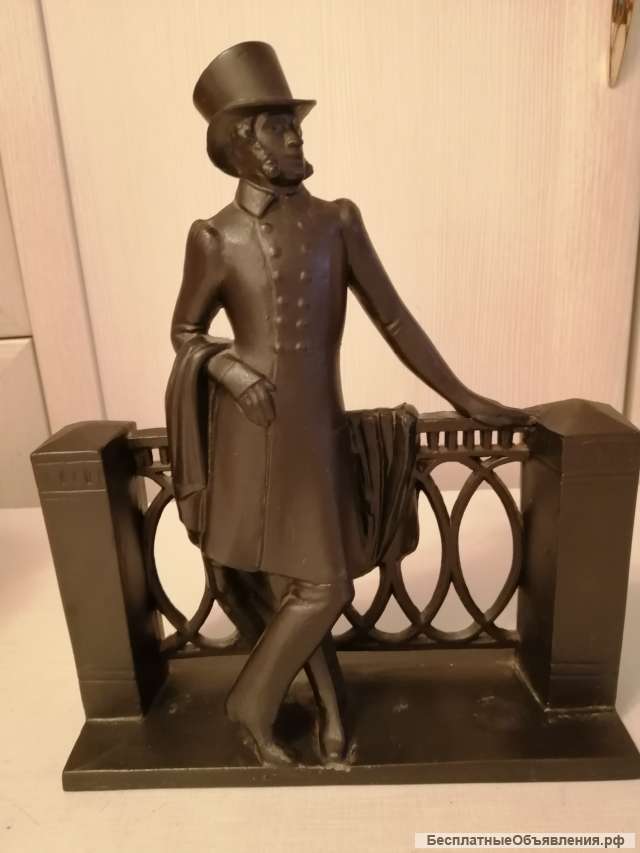 Статуэтка А.С. Пушкин на набережной. Ск. Комов. 70-е годы СССР.