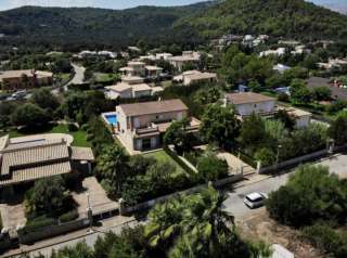 Красивая недавно построенная вилла с большим джакузи и бассейном