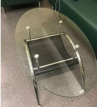 Стеклянный журнальный столик