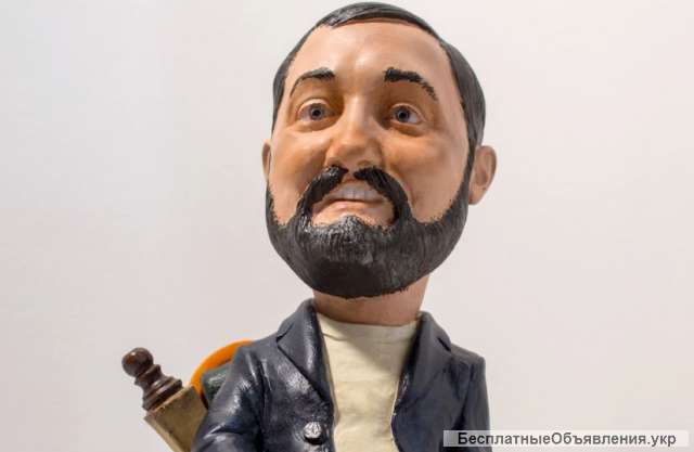 Шаржевая статуэтка человек с книгами. Шаржевые статуэтки под заказ.