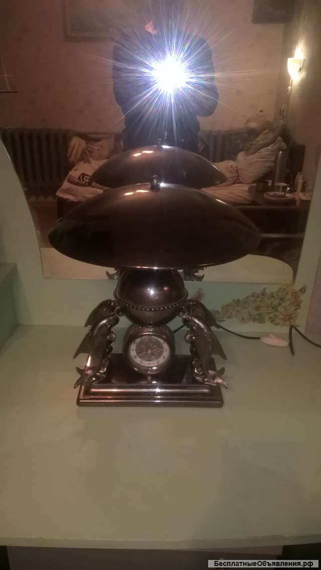 Лампа настольная с часами