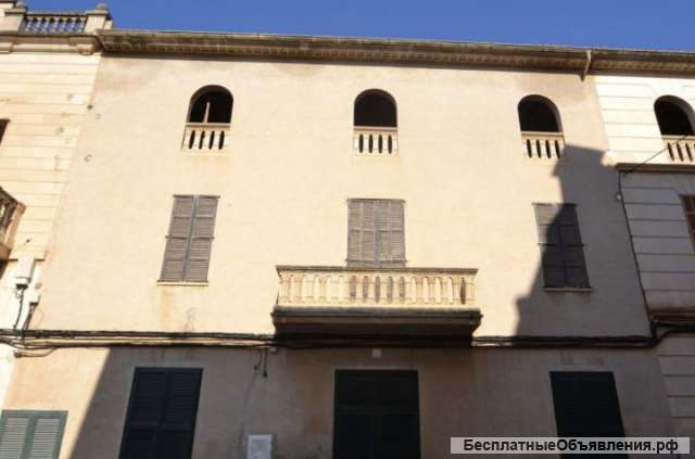 Величественный особняк в Муро требует ремонта