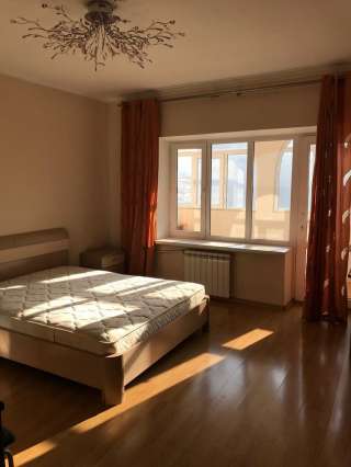 Четырехкомнатная квартира с ремонтом и имеющейся обстановкой, филармония