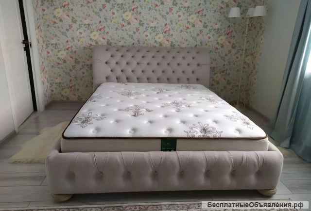 Кровать двуспальную с матрасом