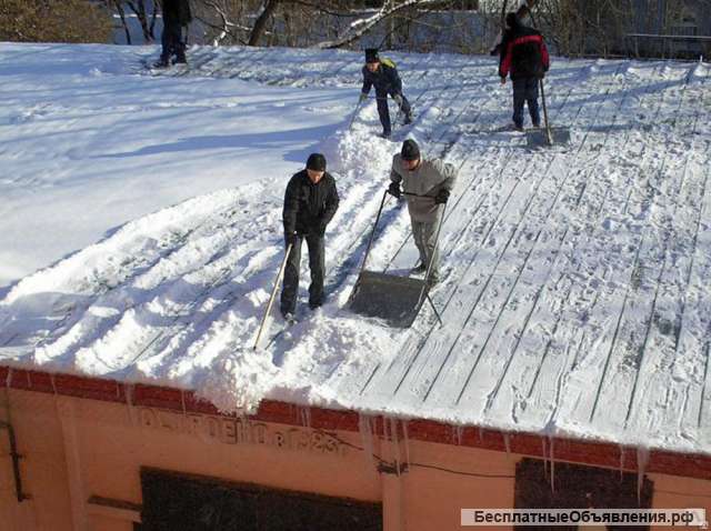 Уборка снега с прямых крыш гаражей, магазинов, школ в Казани