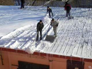 Уборка снега с прямых крыш гаражей, магазинов, школ в Казани