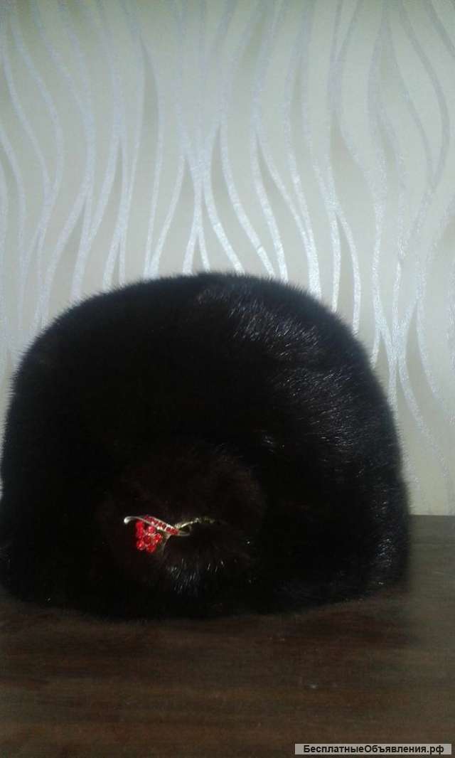 Женскую меховую шапку