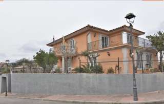 Угловой дом с большим участком в Кан Море-Санта Анна Пинеда де Мар