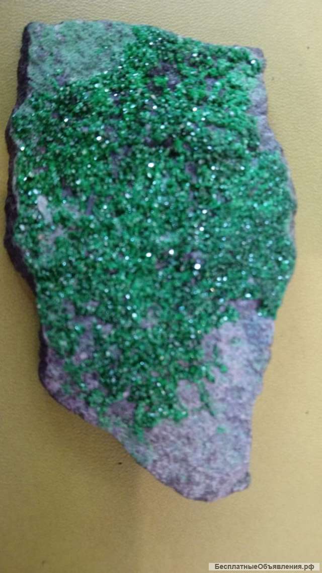 Уваровит полудрагоценный камень