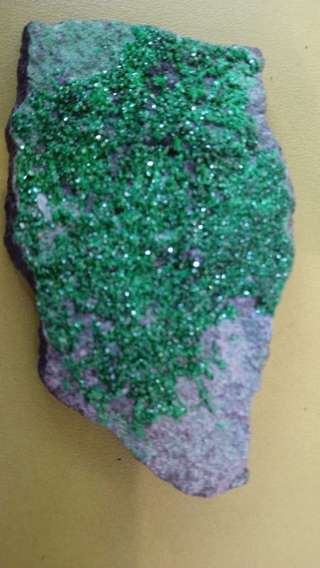 Уваровит полудрагоценный камень