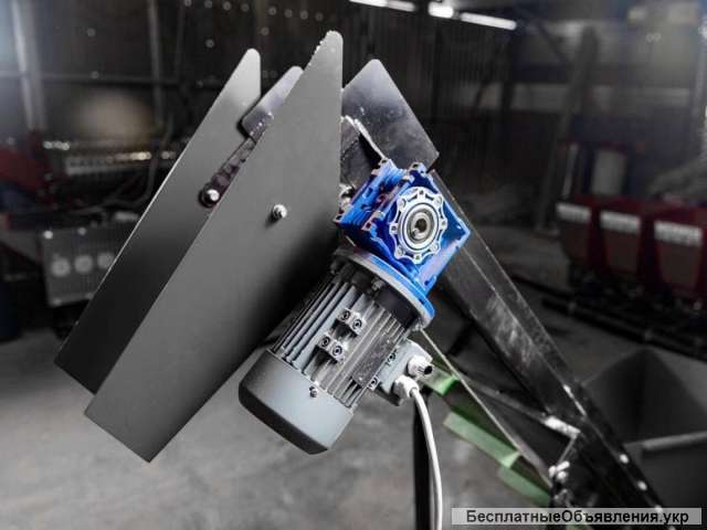 Бункер с наклонным транспортером для чеснока, ореха