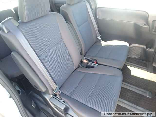 Toyota Voxy ZWR80G 2017 г