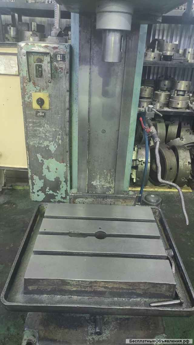 Вертикальный сверлильный станок 2н135