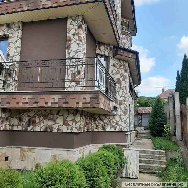 Приобрести дом под офисные помещения или для большой семьи Дом расположен в коттеджном мас