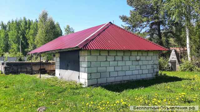 Небольшая зимняя дача на уютном берегу живописного озера