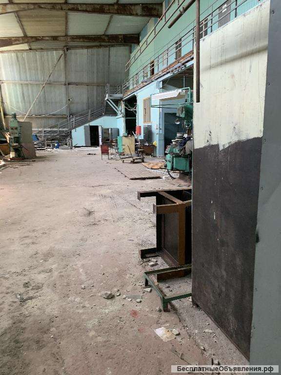 Нежилое здание на земельном участке