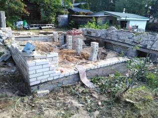 Демонтаж старых ветхих пристроек, домов, зданий