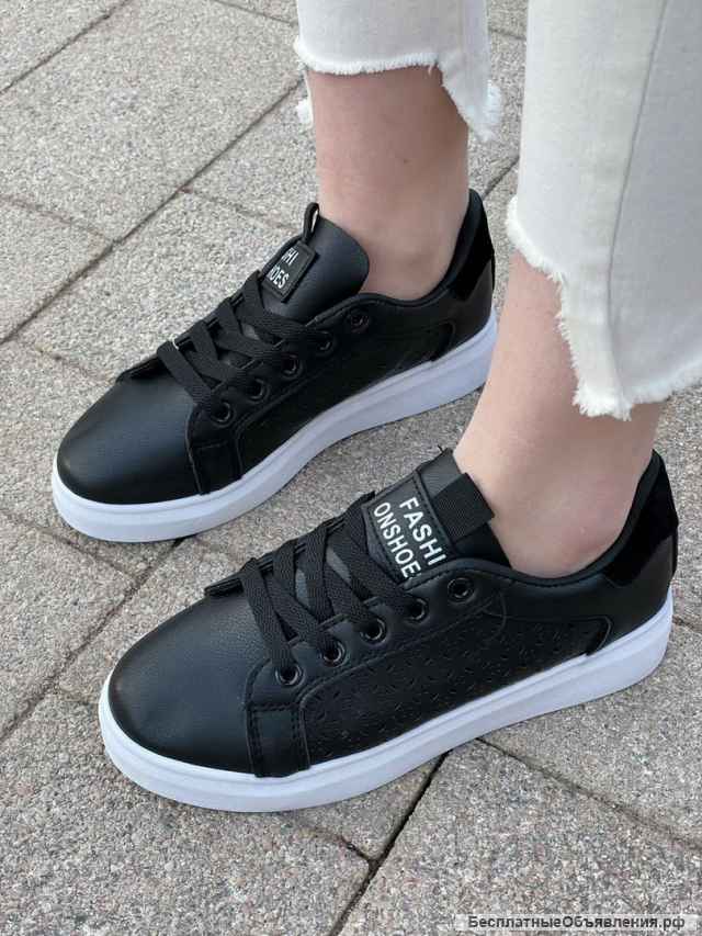 Кроссовки женские