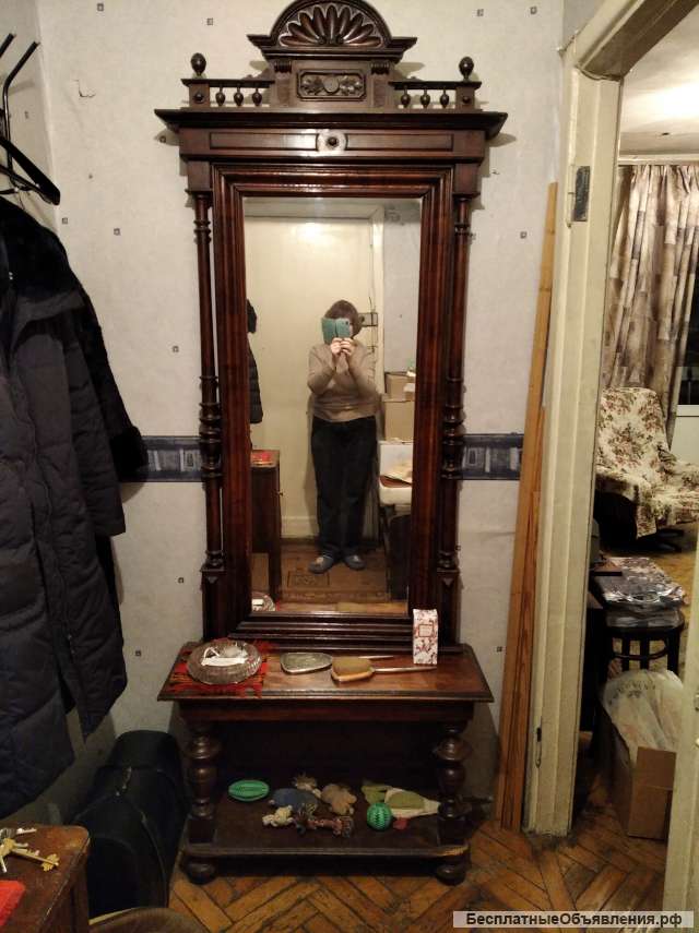 Старинное большое зеркало