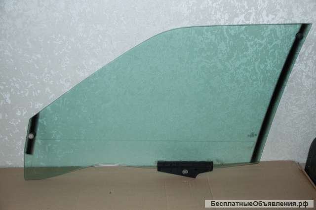 Audi 80 B4 Стекло правое переднее 893837572