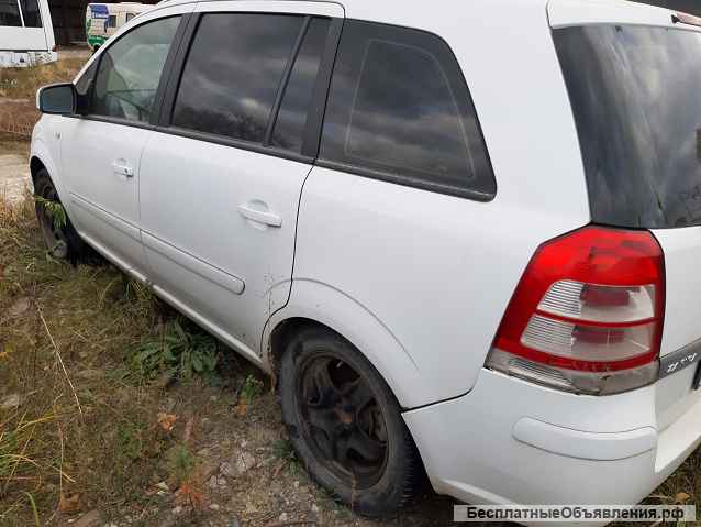 Автомобиль Opel Zafira, 1.8 л, 2013 г.
