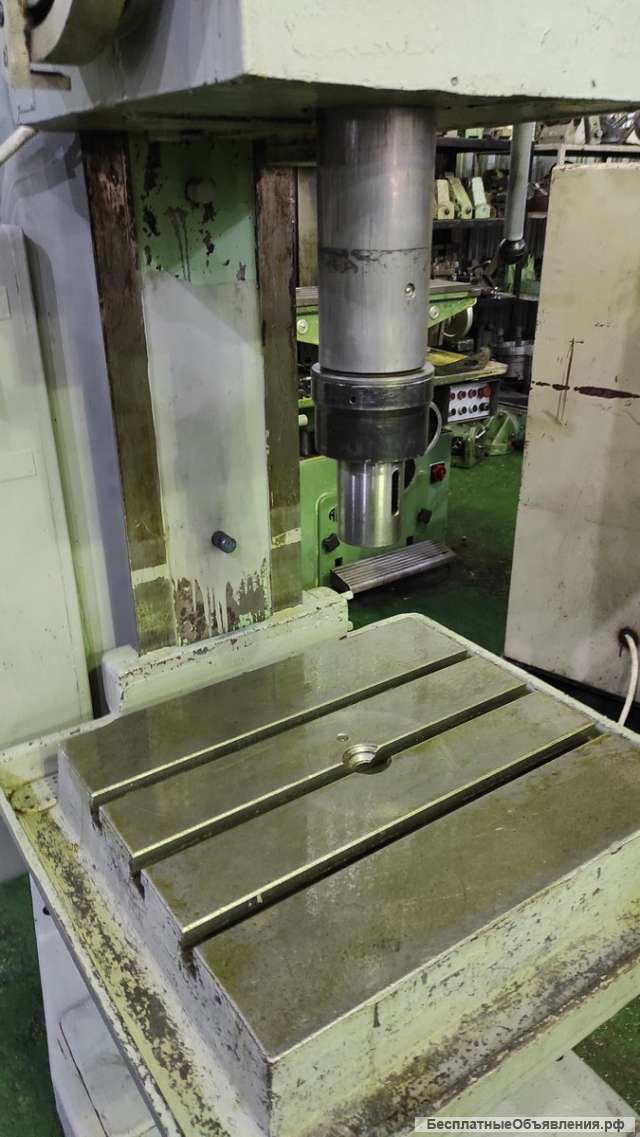 Вертикальный сверлильный станок 2н135-2