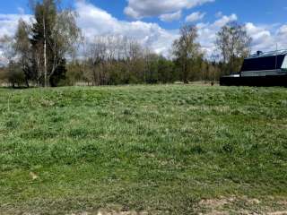 Участок в жилой деревне у реки и леса. Лпх. Недалеко два водохранилища