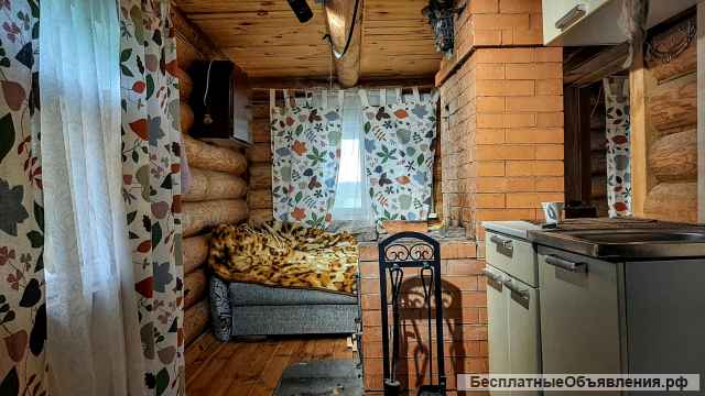 Добротный бревенчатый дом с баней на окраине живописной деревушки у реки