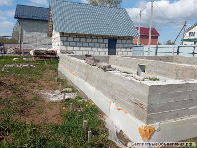 Участок с гараже и фундаментом