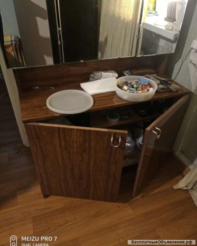 Трюмо-шкаф с зеркалом