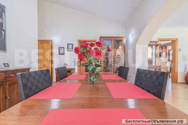 Великолепная вилла с высококачественной отделкой на участке