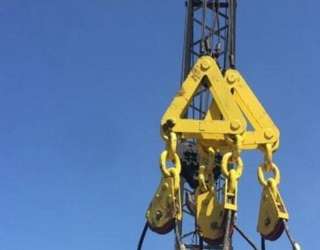 Универсальная траверса с дистанционной отцепкой крюков