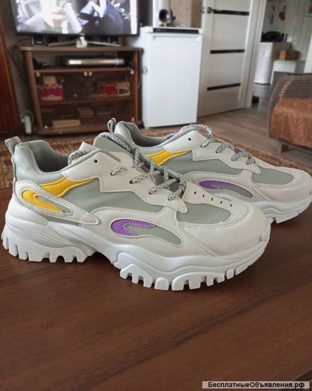 Крассовки женские 37р новые