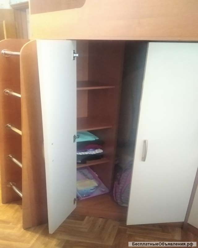 Детская кровать-чердак со столом и шкафом