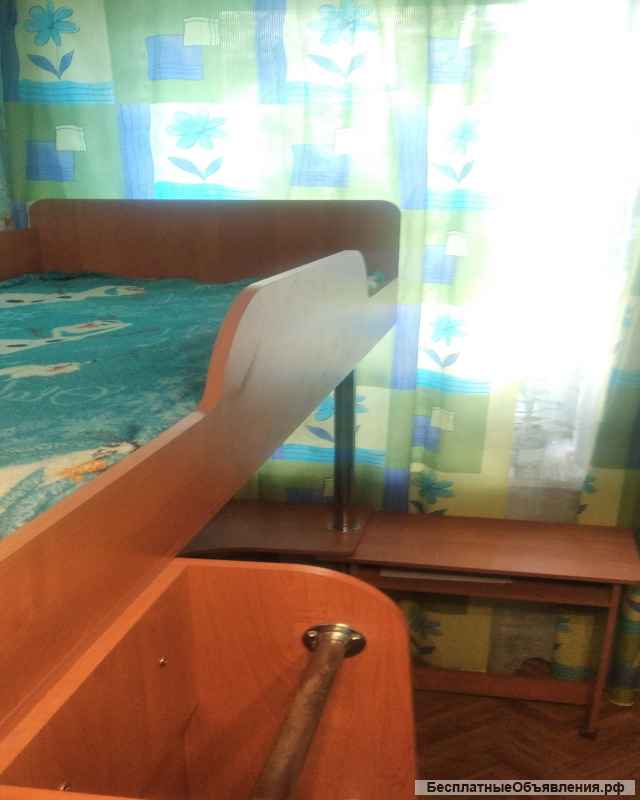 Детская кровать-чердак со столом и шкафом